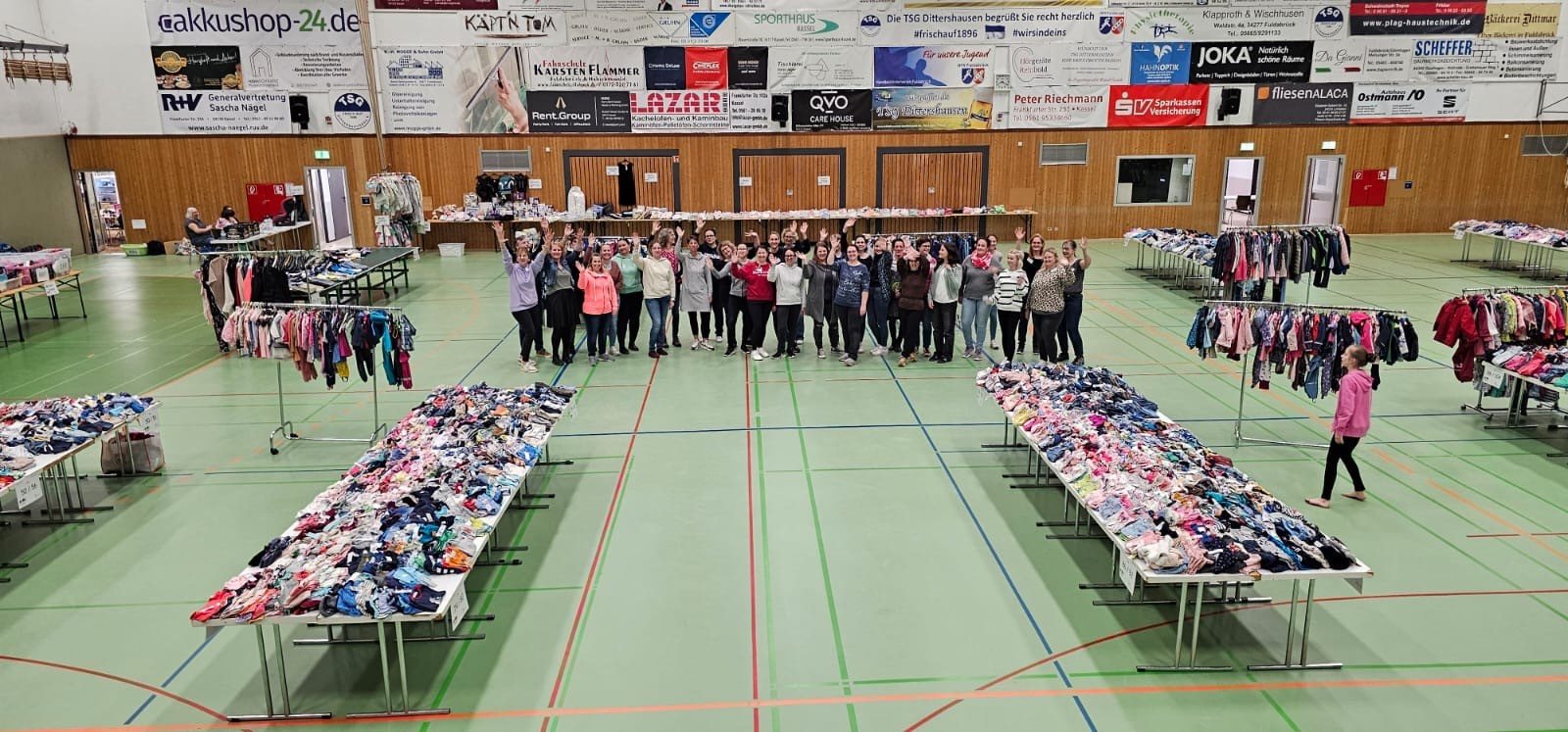 Der traditionelle Kleidermarkt in der Sporthalle – dank vieler helfender Hände eine wichtige Einnahmequelle für den Förderverein.